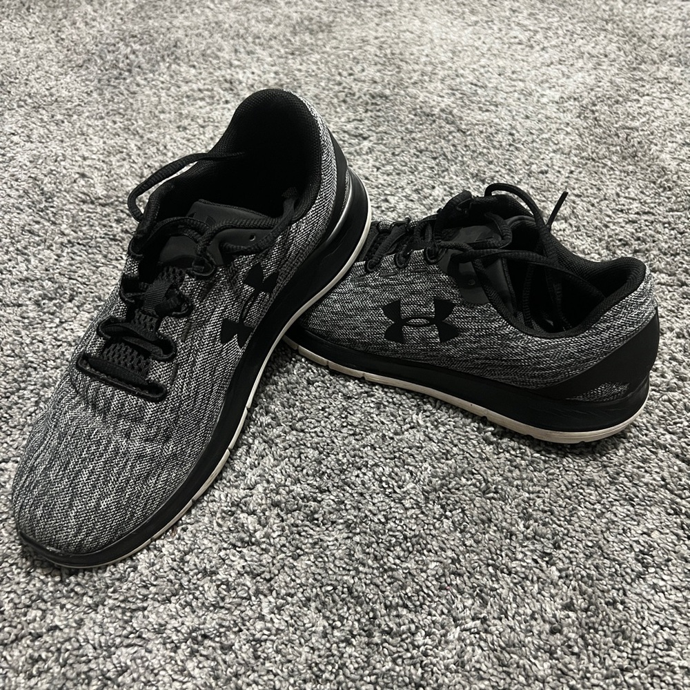 Under Armour Size 8 Women’s Gray & Black Running Shoes